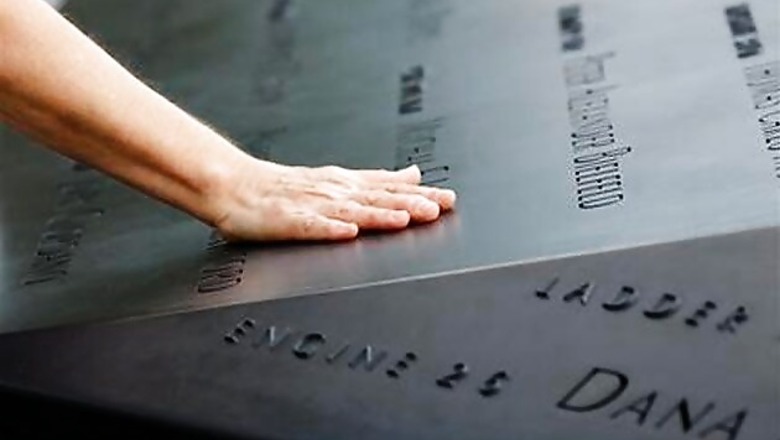 US: People pay tribute at ground zero on 9/11 anniversary
