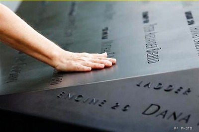 US: People pay tribute at ground zero on 9/11 anniversary