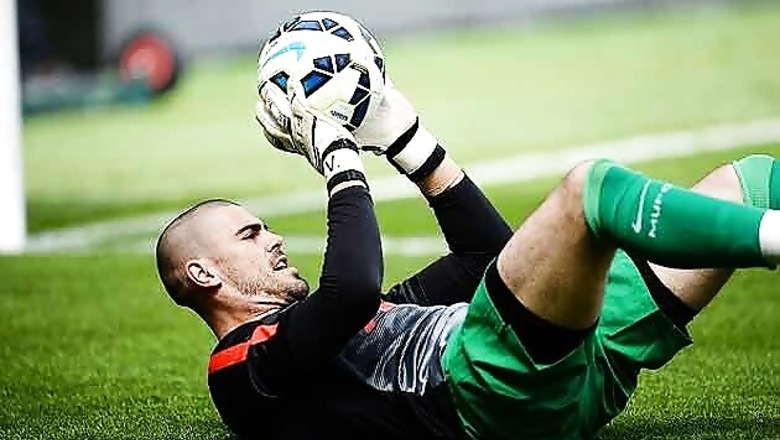 Victor Valdes hits back at Louis Van Gaal in Manchester United row