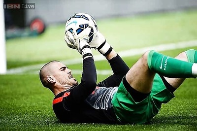 Victor Valdes hits back at Louis Van Gaal in Manchester United row