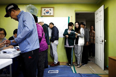 South Koreans Vote for New President After Months of Political Vacuum