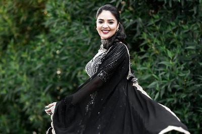 Sreemukhi Exudes Regal Vibes In Sequined Black Lehenga