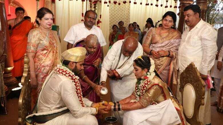 N95 Masks as Accessory, Social Distancing Missing: Wedding of HDK's Son Amid Lockdown Under Scanner