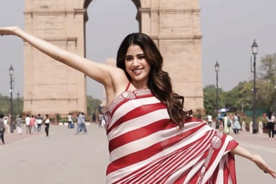Janhvi Kapoor Visits India Gate In a Cricket-Themed Saree, Promotes Mr and Mrs Mahi In Delhi | Photos