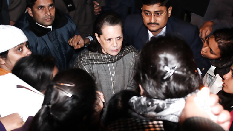 Gangrape: Sonia meets protesters, assures justice