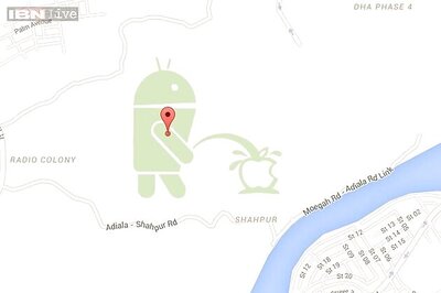 Google Maps shows Android robot mascot peeing on the Apple logo