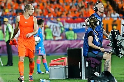 Robben storms off after being substituted