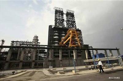 India decides to cut oil import from Iran