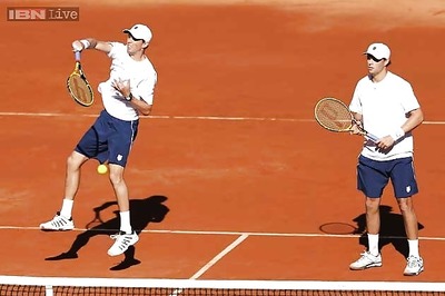 Bryans win doubles to keep US alive in Davis Cup