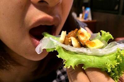 Eating While Standing Increases Stress, Mutes Taste Buds