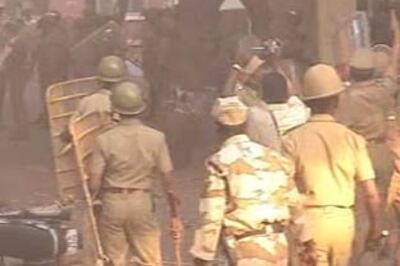 Lawyers, cops clash in Chennai, govt winces