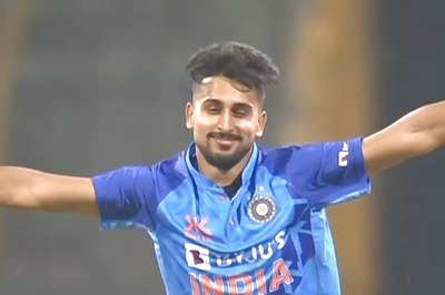 IND vs SL, 2nd T20I: Umran Malik Cleans Out Bhanuka Rajapaksa and Wanindu Hasaranga| WATCH