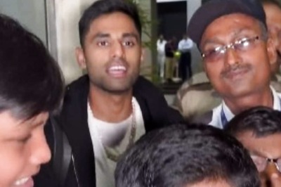 'Lao Phone Do Na': Suryakumar Yadav Clicks Pictures With Young Fans in Mumbai