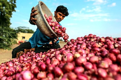 Farmers Halt Onion Auction at India's Largest Wholesale Market in Maharashtra as Govt Bans Export