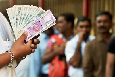 Rupee Pushes up 7 Paise in Early Trade