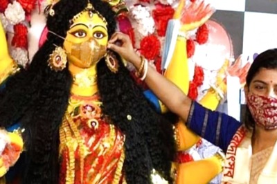 Durga Idol Wearing Golden Mask Unveiled near Kolkata to Promote Message in Covid Pandemic