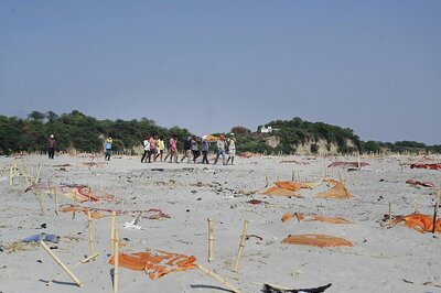 Viral Videos Show Shrouds Being Removed from Graves Along Ganga, Prayagraj Admin Calls for Inquiry