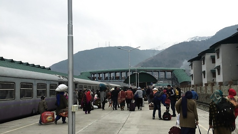 Internet Express: On the Train That Takes Kashmiris Online for a Few Hours Each Day