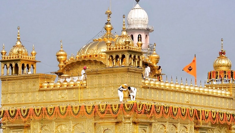 SGPC Authorities Defy Covid-19 Lockdown Guidelines, Offer Langar at Golden Temple