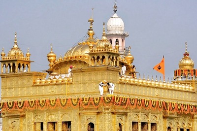 SGPC Authorities Defy Covid-19 Lockdown Guidelines, Offer Langar at Golden Temple