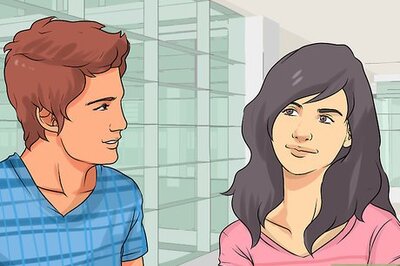 How to Know If a Guy Wants to Kiss You at a Movie Theater