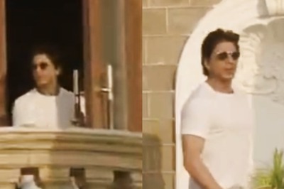 Shah Rukh Khan Gives Glimpse of Mannat As He Meets Sea of Fans, Thanks Them For His Birthday Special