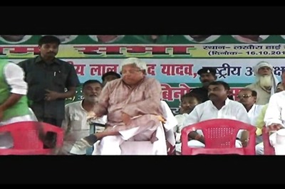 Narrow escape for Lalu Prasad as ceiling fan falls next to him during election rally