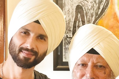 Shahid Kapoor Is A ‘Punjabi Munda’ In White Turban, Poses With Dad Pankaj Kapur