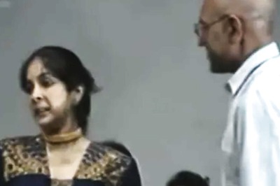 Old Video Shows Neena Gupta Forgets to Shake Hands With Amrish Puri at Award Show