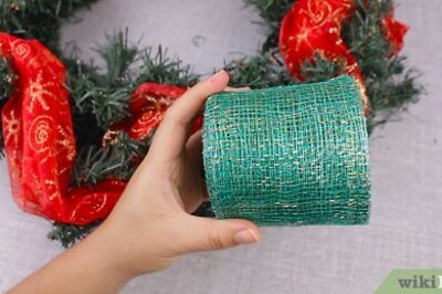 How to Decorate a Christmas Wreath