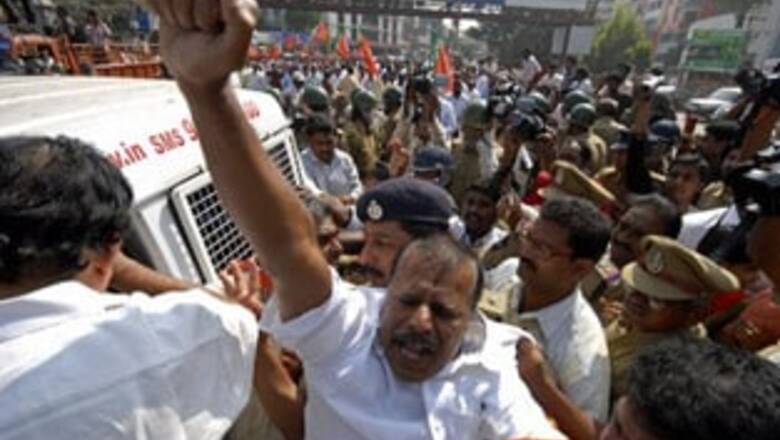 Cops quell Telangana agitation, storm Osmania univ