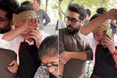 Delhi's Viral Vada Pav Woman Breaks Down, Alleges MCD Threatened to Shut Her Cart