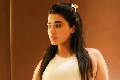 Ketika Sharma Looks Stunning In Tube Top, Fans Can't Stop Dropping Gire Emojis