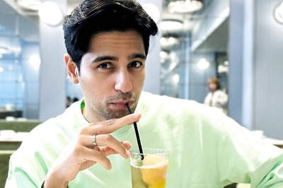 Sidharth Malhotra Proudly Flaunts Wedding Band In New Photo; Did Kiara Advani Click It?