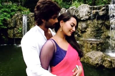 R...Rajkumar: Watch Shahid, Sonakshi in the new song 'Dhokha dhadi'
