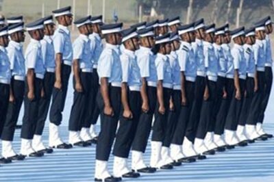 Manmohan meets defence chiefs, reviews security