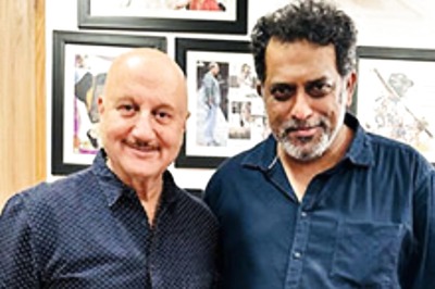 Anupam Kher Arrives in Kolkata For Anurag Basu's Anthology Metro Ek Din, See Clip