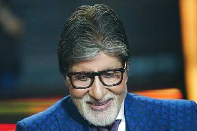 Amitabh Bachchan Gets Emotional, Folds His Hands in First Episode of KBC 16: 'I Can't Come...'
