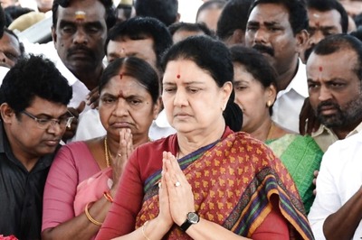 Kodanad Case: Sasikala Grilled for 2nd Day Demands Stringent Punishment for Culprits