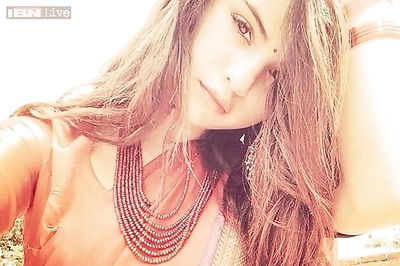 Selena Gomez dons sari and bindi, posts selfie on Instagram