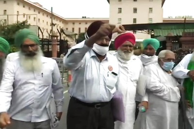 Farmers Walk Out of Meeting on Farm Laws Over 'Missing' Minister, Tear Copies of New Act Outside Krishi Bhawan
