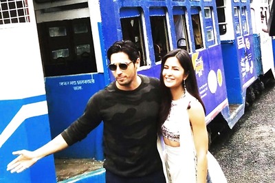 Sidharth Malhotra, Katrina Kaif Have a Ball Dancing to Kala Chashma on a Kolkata Tram