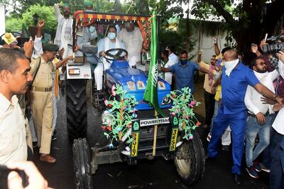 RJD Leader Tejashwi Yadav Leads Tractors' Procession in Patna Against Farm Bills