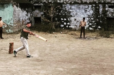 Avengers Star Jeremy Renner Plays Gully Cricket In Rajasthan, Enjoys Butter Chicken