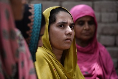 Under Angry Male Glare, Women in This Pakistan Village Vow to Usher in Suffrage
