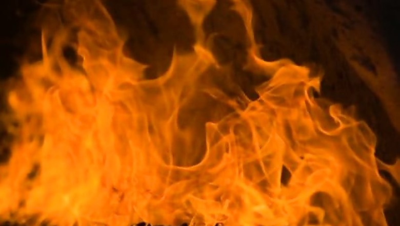 14 die as van catches fire in Uttar Pradesh