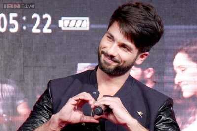 I am dying to see dad in 'Finding Fanny': Shahid Kapoor