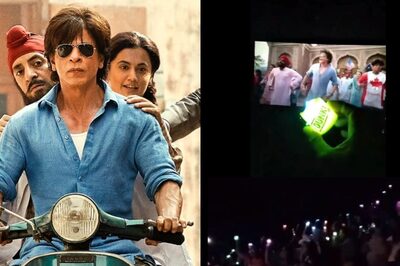 Dunki: Shah Rukh Khan Fans Light Electric Candles, Dance To Lutt Putt Gaya In Theatre; Watch