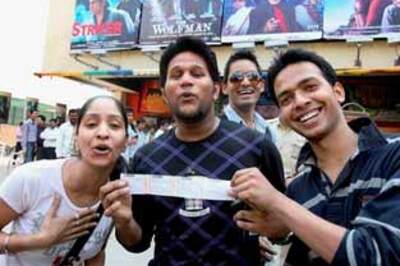 Mumbai snubs Shiv Sena, comes out to watch MNIK