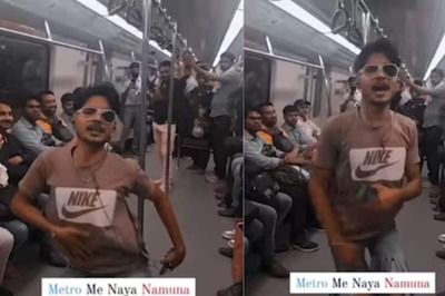 Watch: Man Dancing To Tinku Jiya Inside Delhi Metro Will Tickle Your Funny Bones